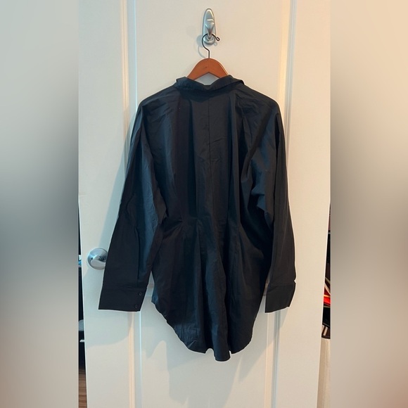 GOOD AMERICAN Darted Stretch Poplin Button-up Shirt In Black - Picture 6 of 16